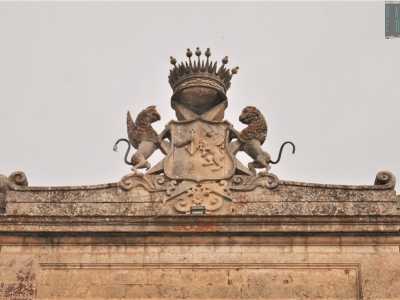 ...e sul quale domina l�emblema della famiglia Patroni Griffi: due leoni che reggono uno scudo sormontato da una corona